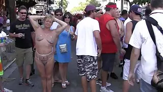 আকর্ষণীয় busty milf ...